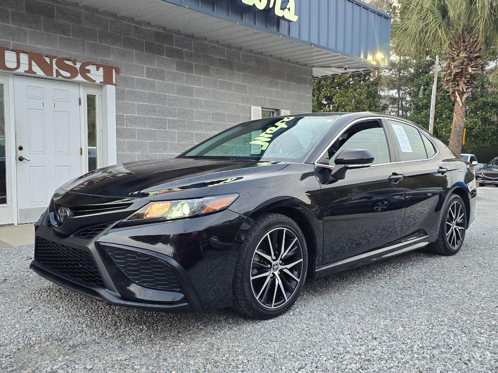 2022 Toyota Camry SE's photo